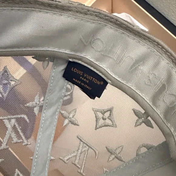 Louis Vuitton Gray and white Monogram Cap - Picture 6 of 10